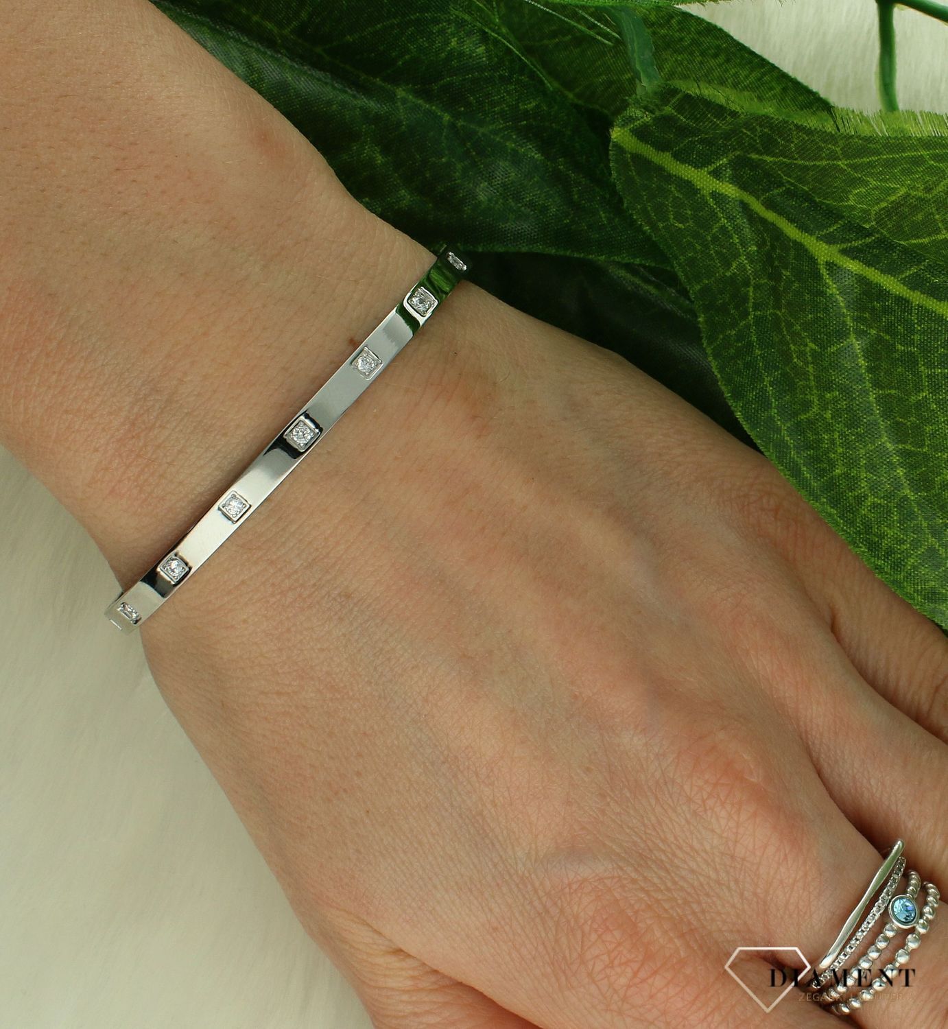 Bransoletka damska sztywna z okrągłymi cyrkoniami w kwadratowej oprawie Nomination 029507 001 z kolekcji Pretty Bangles. Bransoletka wykonana z najwyższej jakości stali szlachetnej.jpg